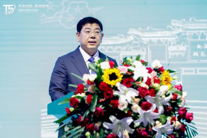 汾酒集团党委书记、董事长，汾酒股份公司党委书记、董事长袁清茂